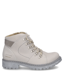 La bota gris claro está hecha de cuero de alta calidad y cuenta con un robusto sistema de cordones. Se caracteriza por una suela con protuberancias y costuras decorativas discretas.