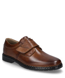 Der Halbschuh in der Farbe Cognac besteht aus hochwertigem Leder und verfügt über einen praktischen Klettverschluss. Die glatte Oberfläche und die dezente Naht verleihen dem Schuh ein elegantes Aussehen.