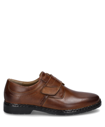 Der Halbschuh in der Farbe Cognac besteht aus hochwertigem Leder und verfügt über einen praktischen Klettverschluss. Die glatte Oberfläche und die dezente Naht verleihen dem Schuh ein elegantes Aussehen.