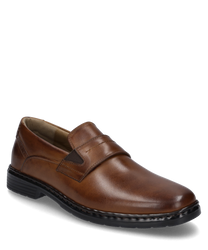 Brauner Lederslipper mit Gummizug der einen bequemen Einstieg ermöglicht. Der Schuh zeigt eine glatte Oberfläche und einen schwarzen Absatz ideal für elegantes und bequemes Tragen im Alltag.