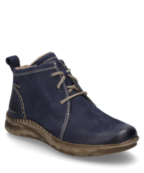 Botín de cuero azul oscuro con cordones claros y costuras contrastantes en claro. La suela es de material marrón con un diseño estructurado y el interior está equipado con un suave forro beige.