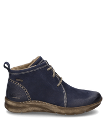 Botín de cuero azul oscuro con cordones claros y costuras contrastantes en claro. La suela es de material marrón con un diseño estructurado y el interior está equipado con un suave forro beige.