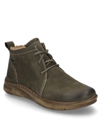 La bota está hecha de cuero verde oliva y cuenta con un sistema de cordones. Tiene un forro interior suave en beige y detalles de costura marcados que le dan un aspecto robusto.