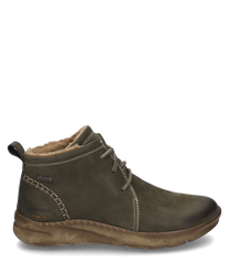 La bota está hecha de cuero verde oliva y cuenta con un sistema de cordones. Tiene un forro interior suave en beige y detalles de costura marcados que le dan un aspecto robusto.