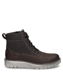 Die Stiefelette ist aus braunem Leder mit Textilakzenten gefertigt und hat eine hellgraue profilierte Sohle. Sie verfügt über eine Schnürung und dezente Ziernähte die für einen klassischen Look sorgen.