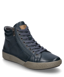 La zapatilla en color Océano está hecha de cuero liso y cuenta con un sistema de cordones y un cierre de cremallera lateral. La suela de goma gris le da al zapato un aspecto moderno y robusto.
