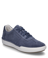 Blauwe sneaker van suede met veters. De schoen heeft een witte rubberen zool en een minimalistisch ontwerp perfect voor dagelijks gebruik.