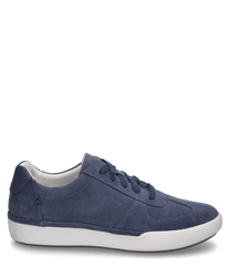 Blauwe sneaker van suede met veters. De schoen heeft een witte rubberen zool en een minimalistisch ontwerp perfect voor dagelijks gebruik.