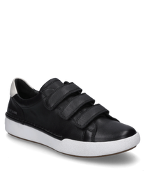 Czarny sneaker ze skóry z rzepem. But ma białą podeszwę i subtelny nadruk marki po boku.