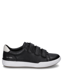 Czarny sneaker ze skóry z rzepem. But ma białą podeszwę i subtelny nadruk marki po boku.