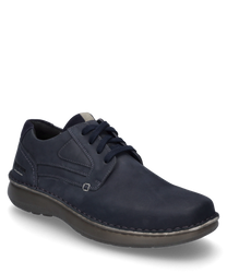 La scarpa è realizzata in pelle blu indaco e presenta una chiusura con lacci. La suola è di un grigio a contrasto il che conferisce alla scarpa un aspetto moderno.