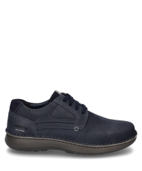 La scarpa è realizzata in pelle blu indaco e presenta una chiusura con lacci. La suola è di un grigio a contrasto il che conferisce alla scarpa un aspetto moderno.