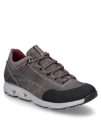Baskets grises avec lacets fabriquées en daim et textile. La chaussure a des détails rouges contrastants un embout noir renforcé et une semelle blanche profilée pour un maintien optimal.