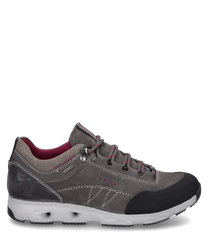 Baskets grises avec lacets fabriquées en daim et textile. La chaussure a des détails rouges contrastants un embout noir renforcé et une semelle blanche profilée pour un maintien optimal.