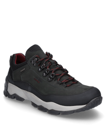 Une chaussure de sport à lacets de couleur gris foncé fabriquée en cuir robuste et en textile. La chaussure dispose d'une semelle épaisse et profilée de couleur gris clair qui assure une bonne adhérence ainsi que de détails rouges sur les lacets et la doub
