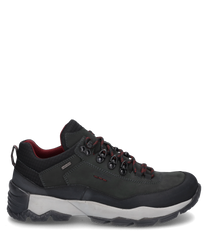 Une chaussure de sport à lacets de couleur gris foncé fabriquée en cuir robuste et en textile. La chaussure dispose d'une semelle épaisse et profilée de couleur gris clair qui assure une bonne adhérence ainsi que de détails rouges sur les lacets et la doub