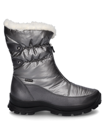 Silberfarbener Stiefel aus glänzendem Material mit einem Reißverschluss an der Seite. Der Stiefel hat eine dicke schwarze Sohle und eine weiße Innenfütterung für zusätzlichen Komfort.