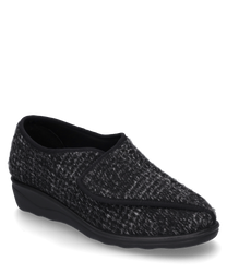 Pantoufles noires avec fermeture Velcro fabriquées en tissu texturé. La semelle est en caoutchouc noir offrant confort et adhérence.
