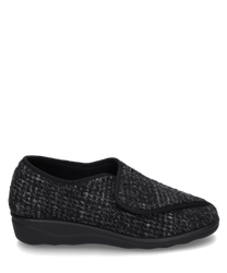 Pantoufles noires avec fermeture Velcro fabriquées en tissu texturé. La semelle est en caoutchouc noir offrant confort et adhérence.