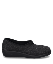 Pantoufles en tissu noir chiné sans fermeture idéales pour le confort à la maison. Semelle noire en caoutchouc offrant une bonne adhérence et un support durable.