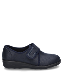 Pantoufles en tissu bleu foncé avec fermeture Velcro. Design simple et confortable idéal pour un usage quotidien.