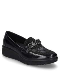 Mocasín elegante de cuero negro brillante con banda elástica para un ajuste cómodo. Destaca por su detalle de cadena metálica en la parte superior ofreciendo un toque moderno y sofisticado.