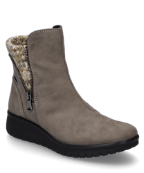 Die graue Stiefelette aus Wildleder verfügt über einen seitlichen Reißverschluss und eine schwarze Profilsohle. Der Schaft ist mit einem gestrickten mehrfarbigen Bund verziert der zusätzlichen Komfort und Stil bietet.