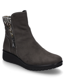 Dunkelgraue Stiefelette aus Wildleder mit einem seitlichen Reißverschluss und gestricktem Schaftabschluss. Die Sohle ist schwarz und profiliert ideal für kalte Tage.