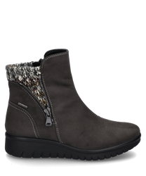 Dunkelgraue Stiefelette aus Wildleder mit einem seitlichen Reißverschluss und gestricktem Schaftabschluss. Die Sohle ist schwarz und profiliert ideal für kalte Tage.