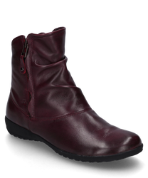 La bota en color Amarena está hecha de cuero de alta calidad y cuenta con una cremallera lateral. Tiene una superficie lisa y una suela plana y cómoda ideal para el uso diario.