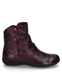 La bota en color Amarena está hecha de cuero de alta calidad y cuenta con una cremallera lateral. Tiene una superficie lisa y una suela plana y cómoda ideal para el uso diario.