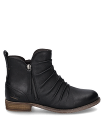La bota negra de cuero liso tiene una cremallera lateral y un aspecto arrugado. El tacón plano marrón y el discreto logo en relieve en el talón completan el diseño.