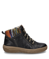 La bota de cuero negro tiene un cordón y un puño de punto colorido en el eje. La suela marrón con perfil proporciona estabilidad mientras que las costuras añaden acentos decorativos.
