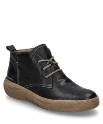 La bota está hecha de cuero negro con cordones claros y tiene una suela robusta de color marrón claro. Las características especiales son las costuras marcadas y el cuello acolchado para mayor comodidad.
