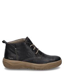 La bota está hecha de cuero negro con cordones claros y tiene una suela robusta de color marrón claro. Las características especiales son las costuras marcadas y el cuello acolchado para mayor comodidad.