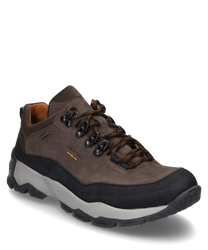 Une chaussure de sport en cuir marron avec une semelle noire. La chaussure dispose d'un laçage robuste et de détails orange idéale pour les activités de plein air.