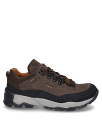 Une chaussure de sport en cuir marron avec une semelle noire. La chaussure dispose d'un laçage robuste et de détails orange idéale pour les activités de plein air.