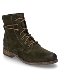 La bota en color Bosco está hecha de gamuza de alta calidad y cuenta con una práctica cremallera en el costado. El zapato tiene una suela robusta y costuras decorativas discretas que aportan un aspecto elegante.