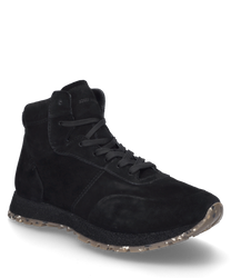 Schwarze Stiefelette aus Wildleder mit Schnürverschluss. Der Schuh hat eine robuste hell gemusterte Sohle und dezente Nahtdetails die dem Design Eleganz verleihen.