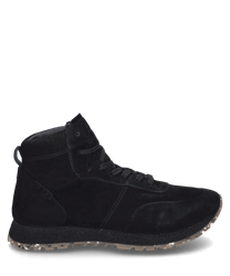 Schwarze Stiefelette aus Wildleder mit Schnürverschluss. Der Schuh hat eine robuste hell gemusterte Sohle und dezente Nahtdetails die dem Design Eleganz verleihen.