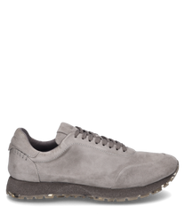 Zapatilla gris de suave ante con cordones. El zapato se caracteriza por su elegante simplicidad y su suela antideslizante.
