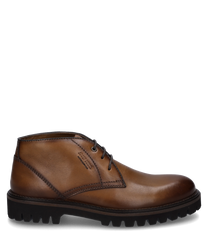 The ankle boot made of brown leather features a distinctive lacing and a robust tread sole. The shoe offers an elegant look with stitched details and a simple design ideal for versatile outfits.