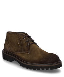Die Stiefelette aus braunem Wildleder verfügt über eine robuste Schnürung und eine profilierte Sohle. Sie bietet einen klassischen Look mit feinen Nähten und einem komfortablen Schnitt ideal für vielseitige Outfits.