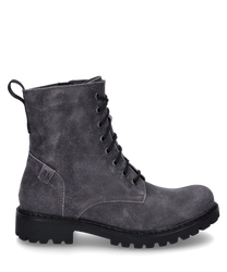 Grauer Stiefel aus Wildleder mit Schnürung. Robuste schwarze Sohle und dezentes Label am Schaft.