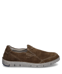 El mocasín marrón de ante cuenta con un cómodo cierre elástico y costuras decorativas visibles. La suela clara complementa el diseño sencillo pero elegante del zapato.