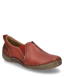 De halfhoge schoen van rood leer heeft een praktische elastische sluiting voor gemakkelijk aan- en uittrekken. De subtiele stiksels en de robuuste bruine zool geven de schoen een klassieke uitstraling.