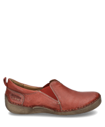 De halfhoge schoen van rood leer heeft een praktische elastische sluiting voor gemakkelijk aan- en uittrekken. De subtiele stiksels en de robuuste bruine zool geven de schoen een klassieke uitstraling.