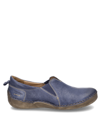 Der Halbschuh ist aus glattem blauem Leder gefertigt und hat einen bequemen Gummizugverschluss. Die Sohle ist braun und robust was dem Schuh einen lässigen Look und hohen Tragekomfort verleiht.