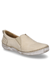 Zapato beige de cuero liso con cierre de goma. El zapato tiene una suela marrón claro ligeramente desgastada y costuras discretas para un look casual.