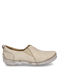 Zapato beige de cuero liso con cierre de goma. El zapato tiene una suela marrón claro ligeramente desgastada y costuras discretas para un look casual.